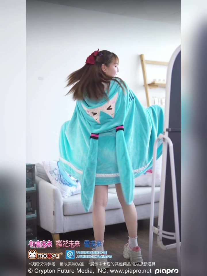 Moeyu Hatsune Miku Snow Miku Multifunctional Hooded Blanket Pillow Warm Flannel Shawl